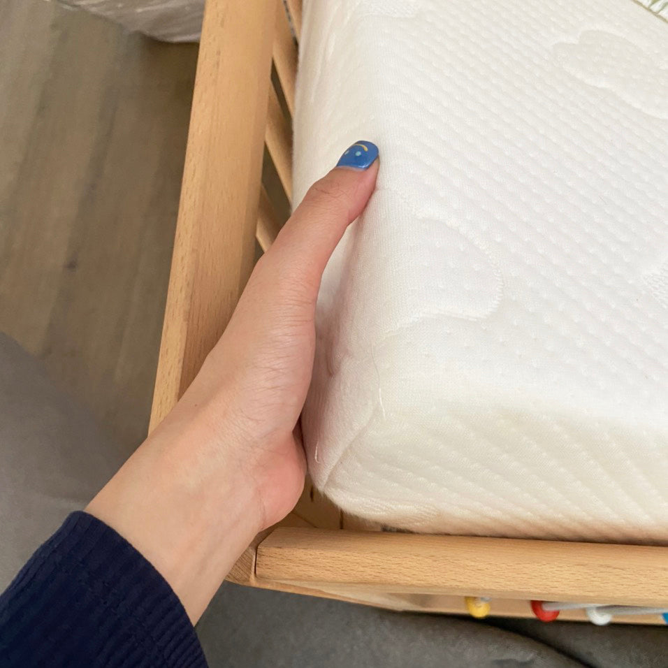 Chiếc nệm chân ái cho em bé nhà mình đây rồi. Chất liệu êm ái lắm luôn, có dây kéo để mở vỏ nệm ra giặt giũ nên tiện lợi vô cùng.